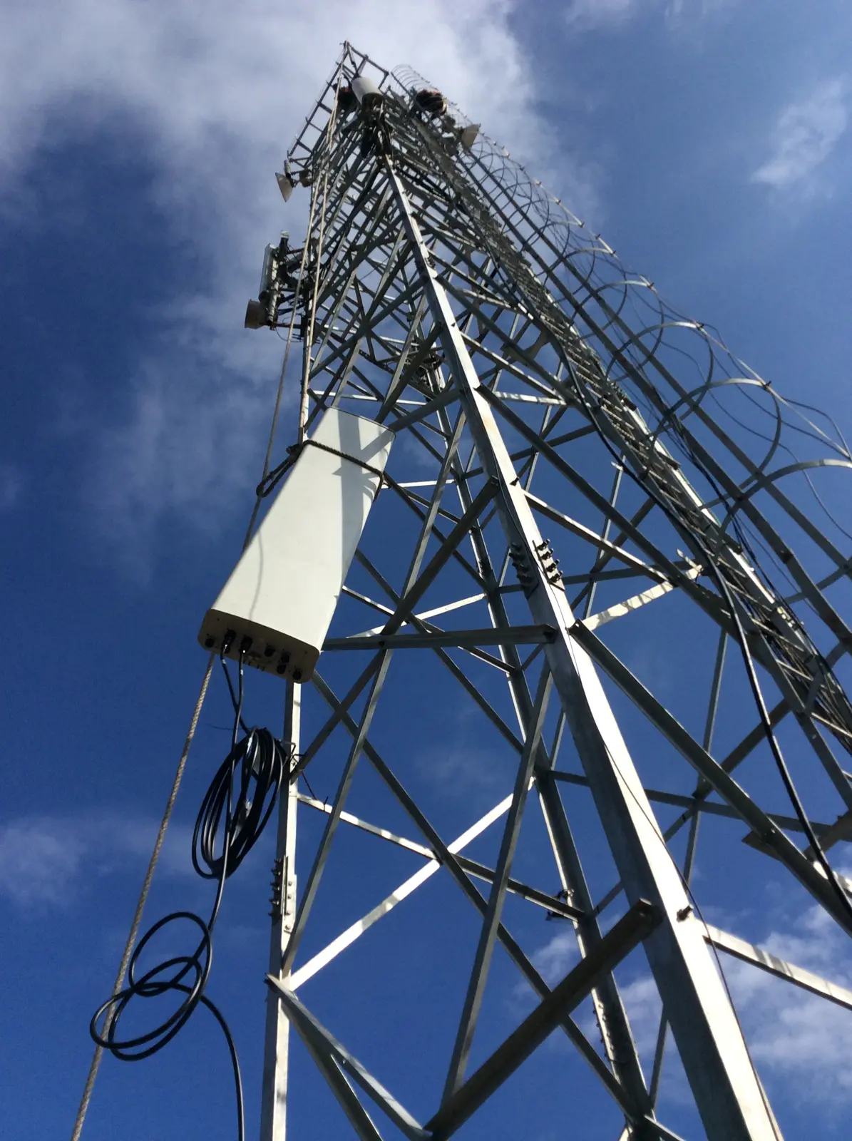 Telecommunications tower fitted with antennas and communications cables